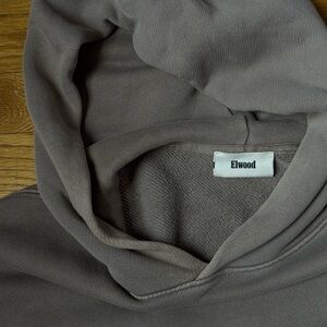 elwood core hoodie in brown - sz M